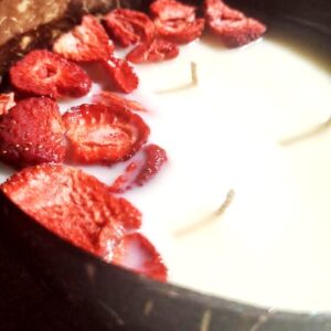 Świeca w kokosie krem truskawkowy